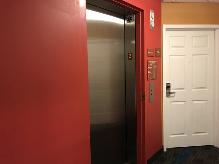 客室階エレベーター周り