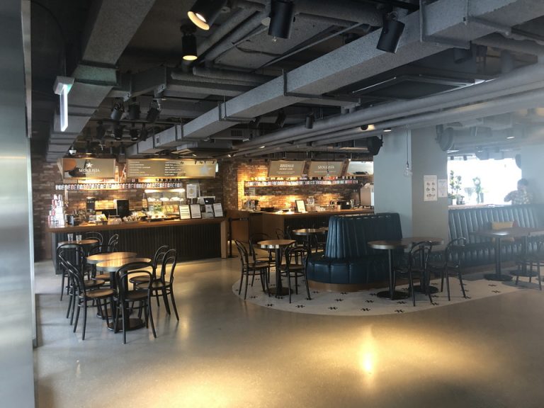 フロントにあるカフェ、朝食はこちらで