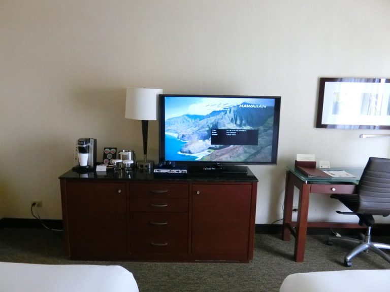 ベッド間からみたテレビ台(1)