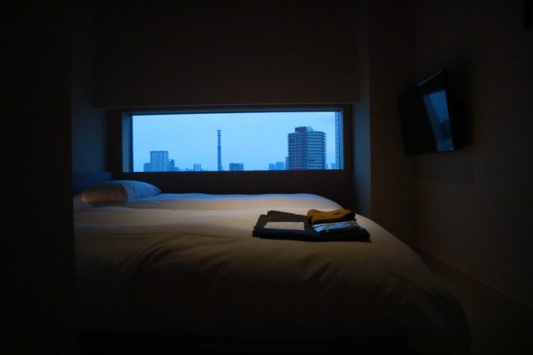 客室ベッド床目線