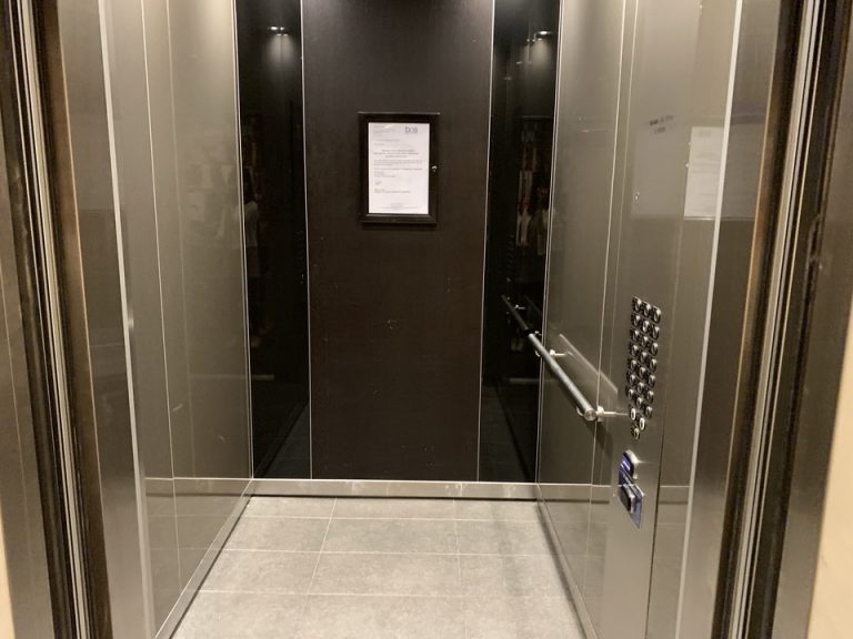 地上階から3Aまでのエレベーター中