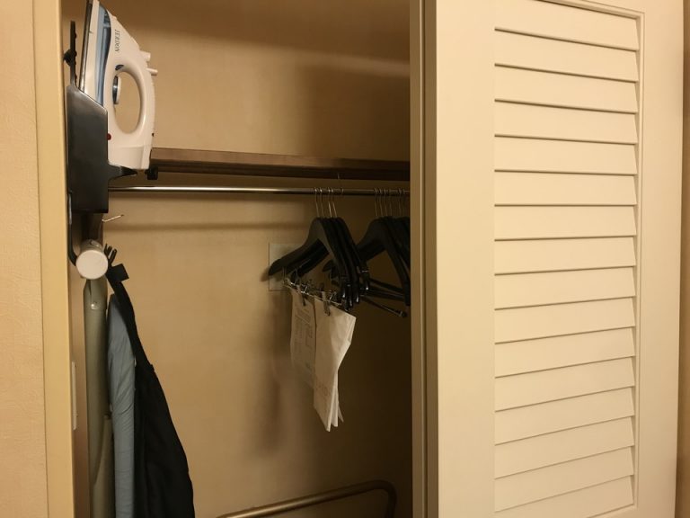 クローゼットにはアイロンアイロン台がありました