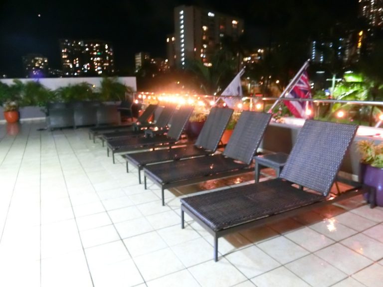 夜プールのソファ