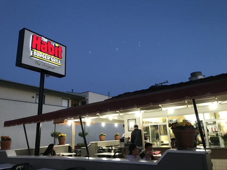 シャトルバスの運転手さんが教えてくれたおすすめハンバーガー屋さんなんと大1号店に連れて行ってくれました