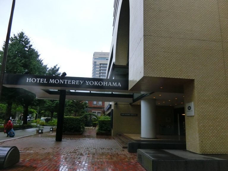 海側から見た正面入り口