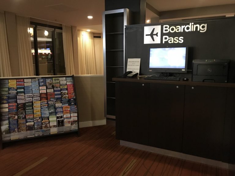 ガイドブックやボディングパスが取り出せるスペース