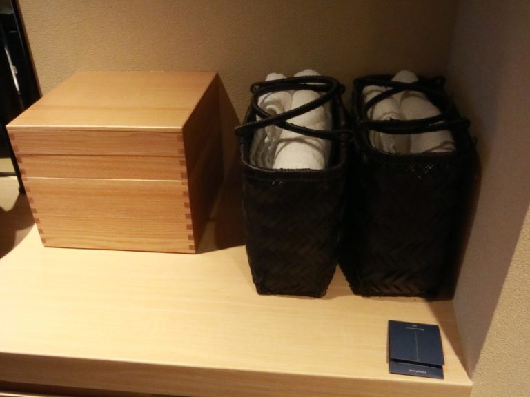 アメニティボックスと大浴場用かごとタオル