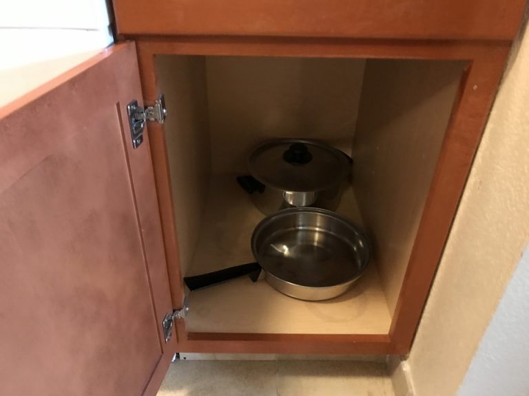 キッチン下には鍋など