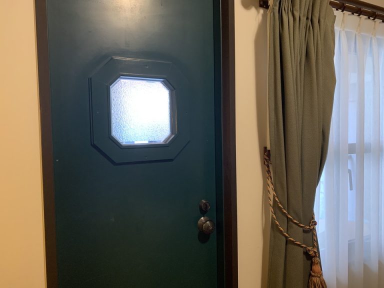 バルコニーに続く扉