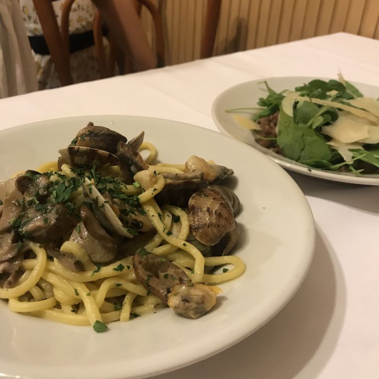 ホテル周辺 飲食店(trattoria Dell_OMO ボンゴレ、牛肉のソテー)