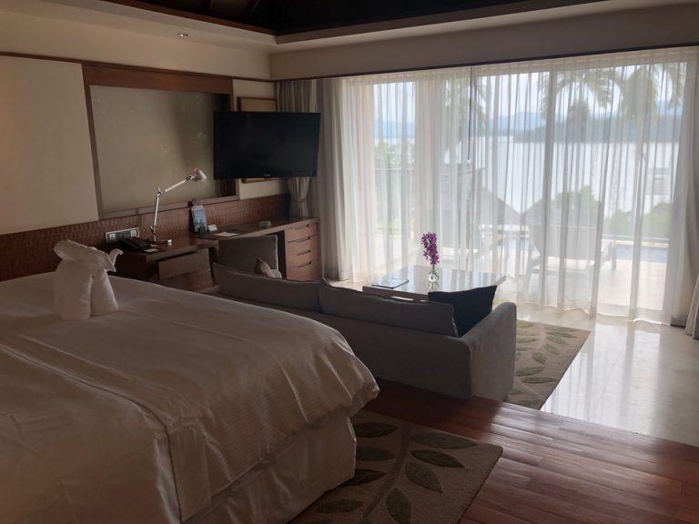 ベッド方向からTV