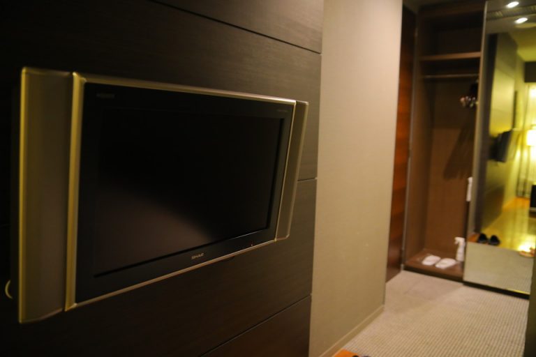 ベッド方向からTV