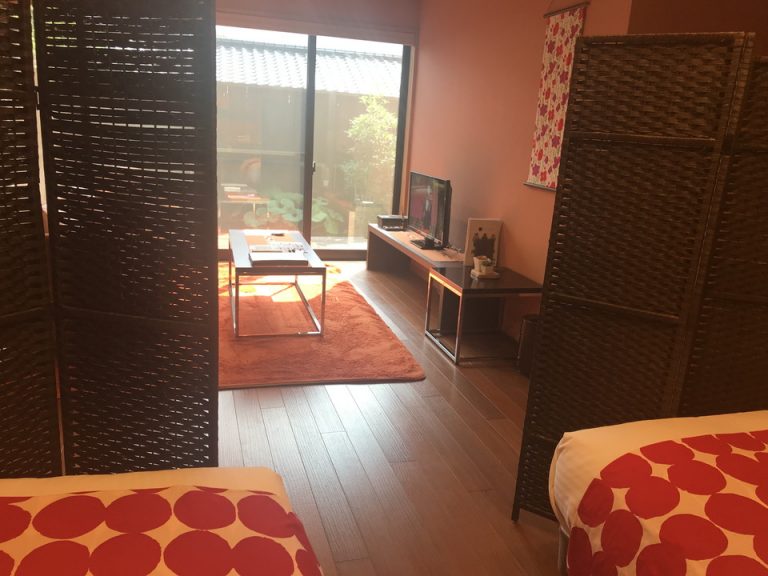 ベッド方向からTV