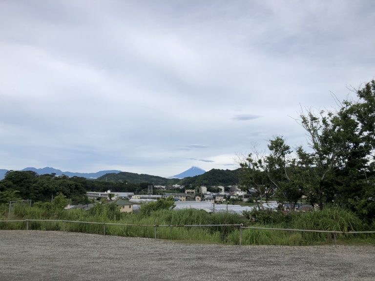 ホテル駐車場から見えた富士山