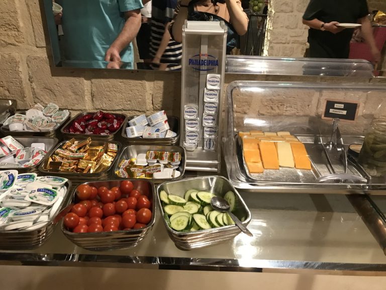 朝食会場(野菜・チーズ)