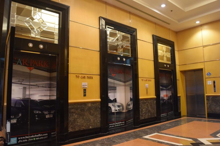 エレベーターホールフロント階3