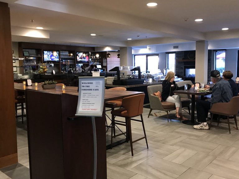 フロントを超えると奥には朝食兼カフェ、バーがありました