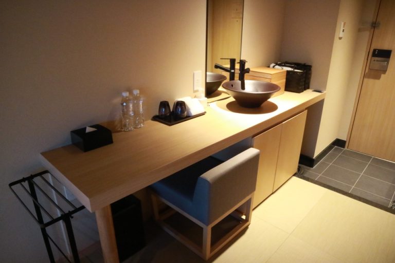 客室カウンターデスク