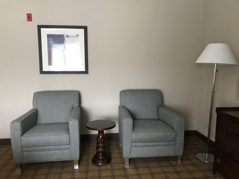 この寝室のそれぞれ椅子が意外と便利で旦那私それぞれスーツケースを広げたまま使用できました