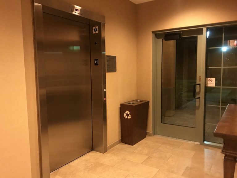 エレベーター1階周り
