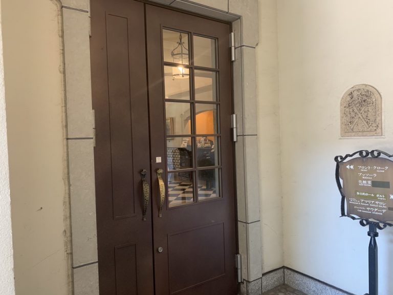 エントランス内観2(扉を開けるとロビー_フロント)