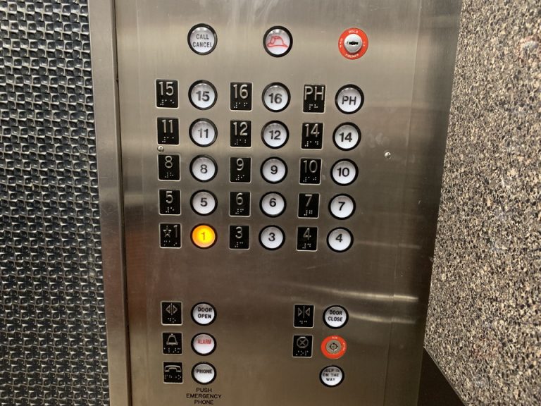 エレベーター中