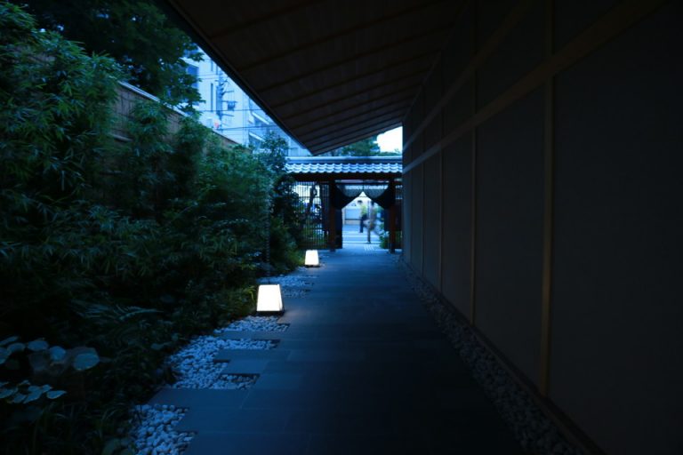 エントランスから外の町を見る