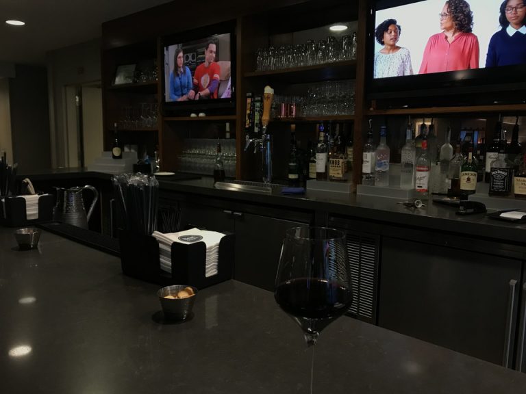 オーダーができるまでバーカウンターでローカルメルローを頂きました