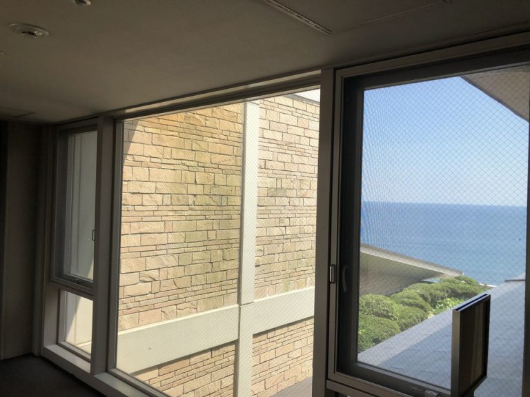 ホテル棟・最上階4階 エレベーターを出てお部屋に向かう廊下からの眺め(1)