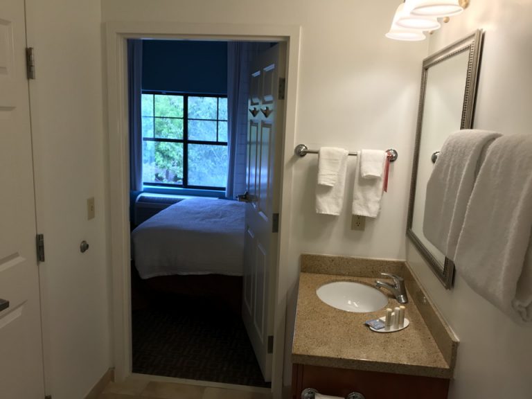 バスルーム内からドアにかけてすぐそこにベッドが見える(ベッドが地下すぎてドアは全開放できない)