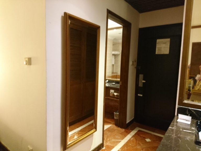 客室入口全身鏡