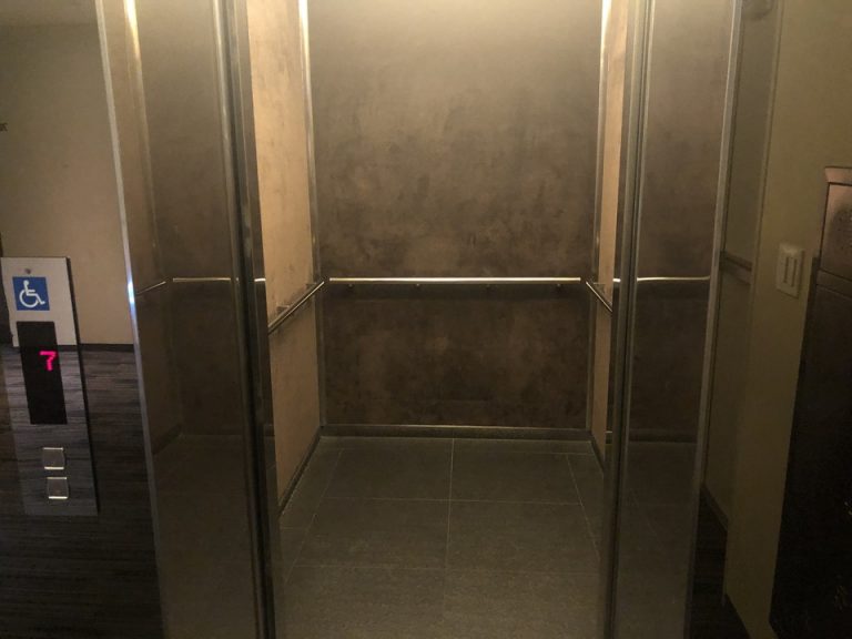 エレベーター内観(1)