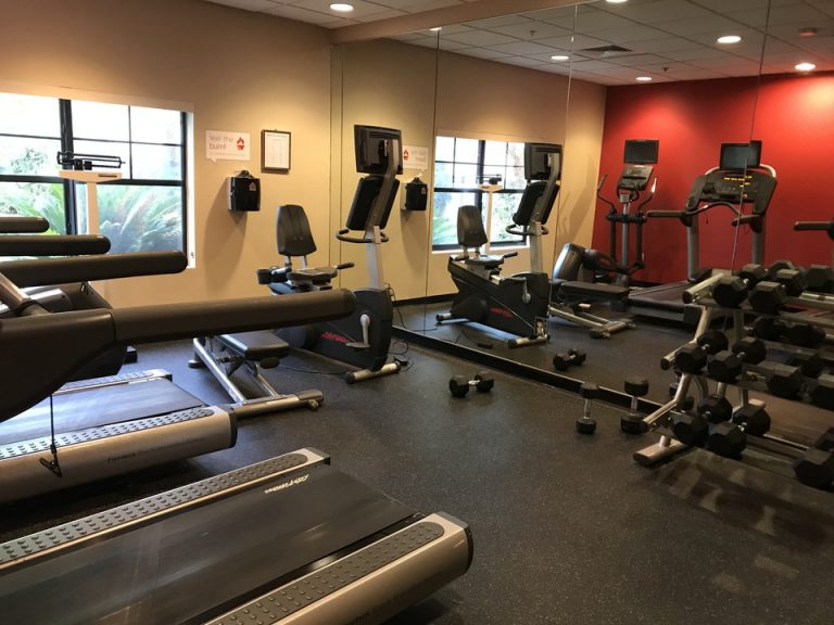 決して広くは無いフィットネスセンターですか窓を開けて中庭からの風を感じながら十分にトレーニングができました