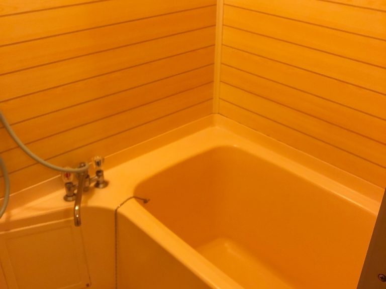 浴室。あまり広くない。