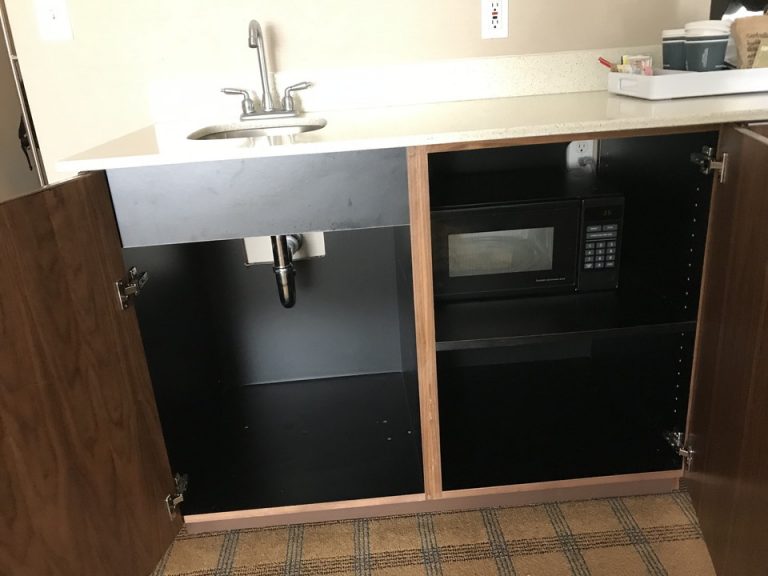 シンクの下と隣にはマイクロウェーブ