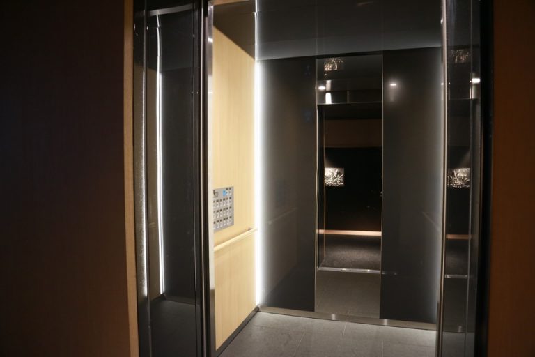 エレベーター内観