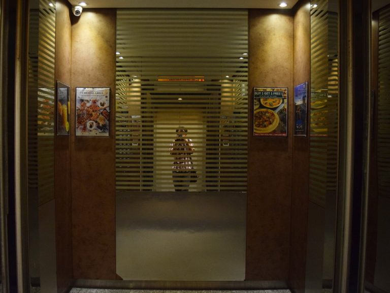 エレベーター内観