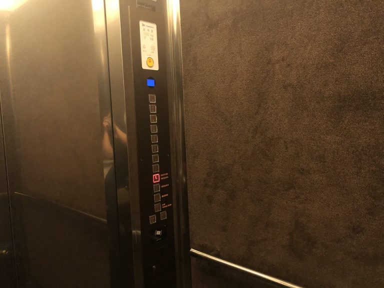 エレベーター内観