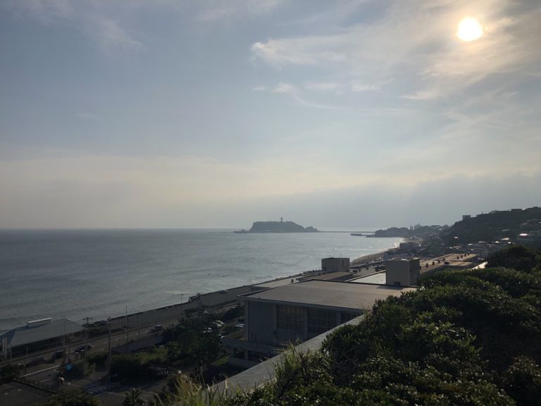 プールエリアからも海と江の島を一望できます。