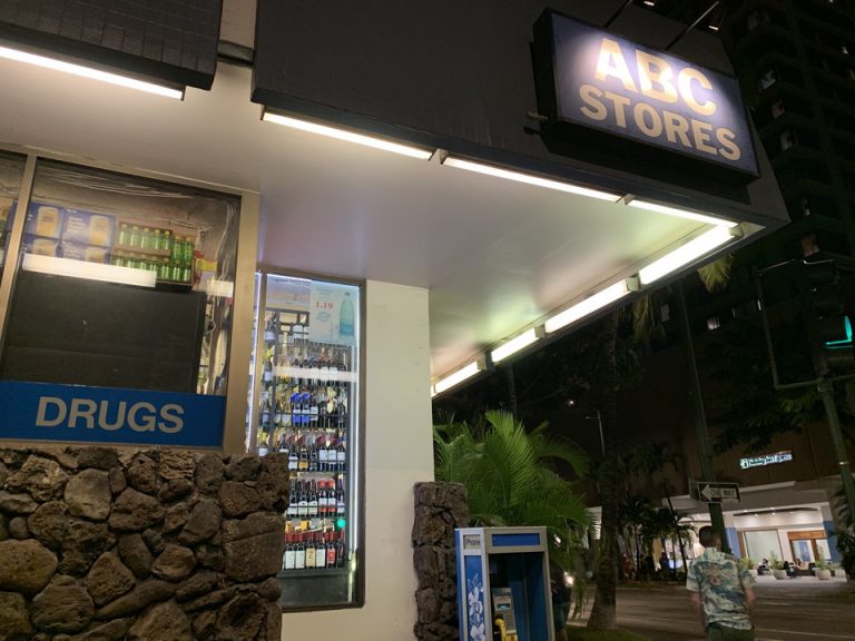 ホテルに隣接されているABCマート(コンビニ)