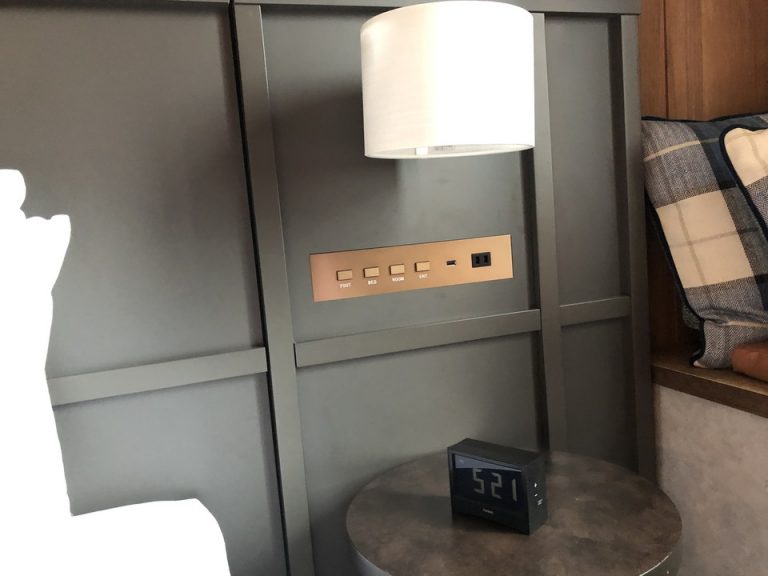 ベッドサイドテーブル