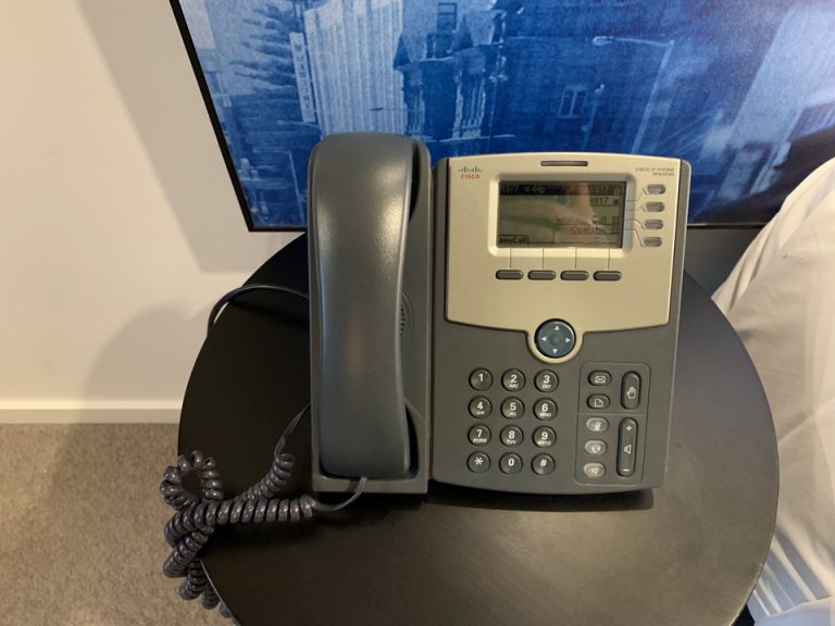 電話機(ベッド左横)