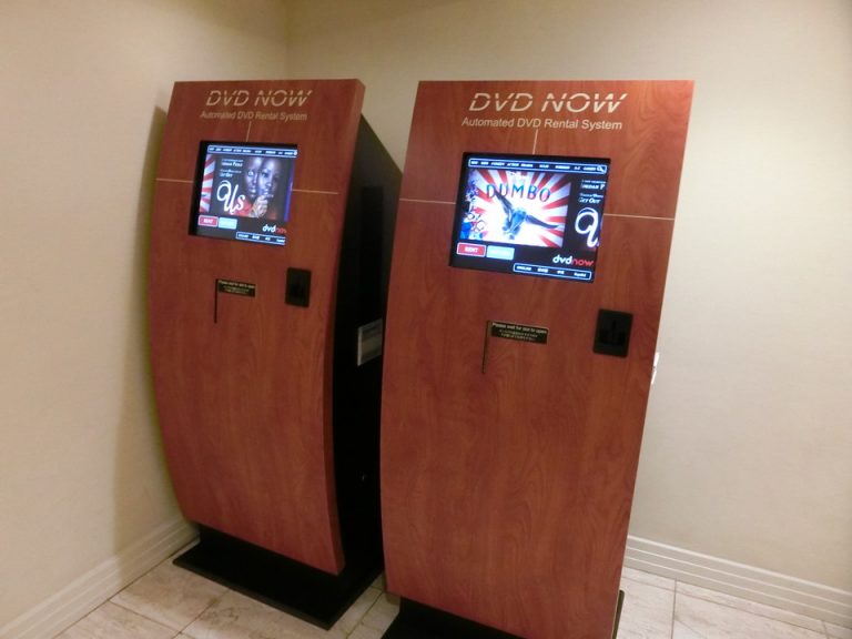 チェックイン時に貰えるDVDカードを使えるDVDレンタル機