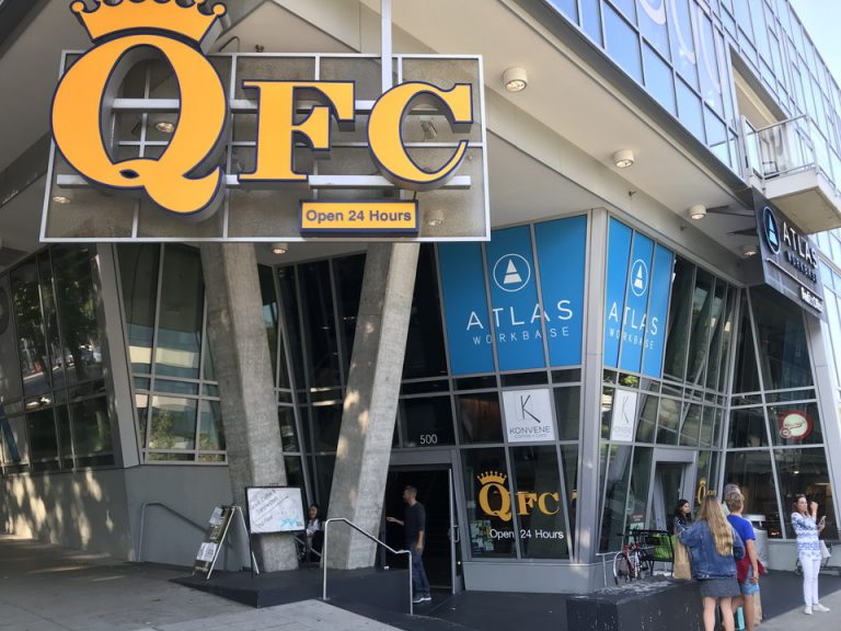 ホテル裏のこのスーパーが大活躍!ビールからグローサリー、ベーカリーまで揃いますしかも24時間!!