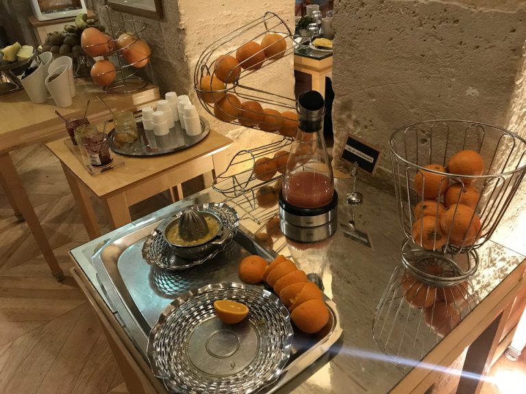 朝食会場 食事一部(自分で絞るスタイル)