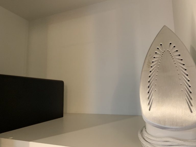 アイロン(クローゼット二段目)