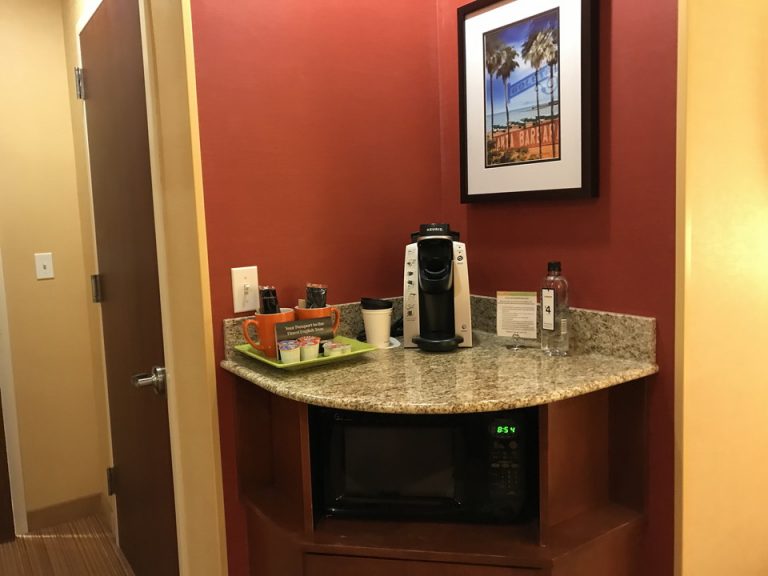コーヒーステーションその下に電子レンジ