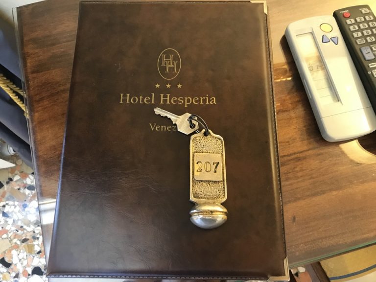 ホテルのキーとメニュー