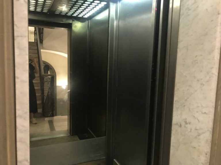 エレベーター 中