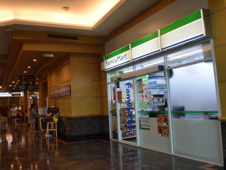 ファミリーマートフロント階